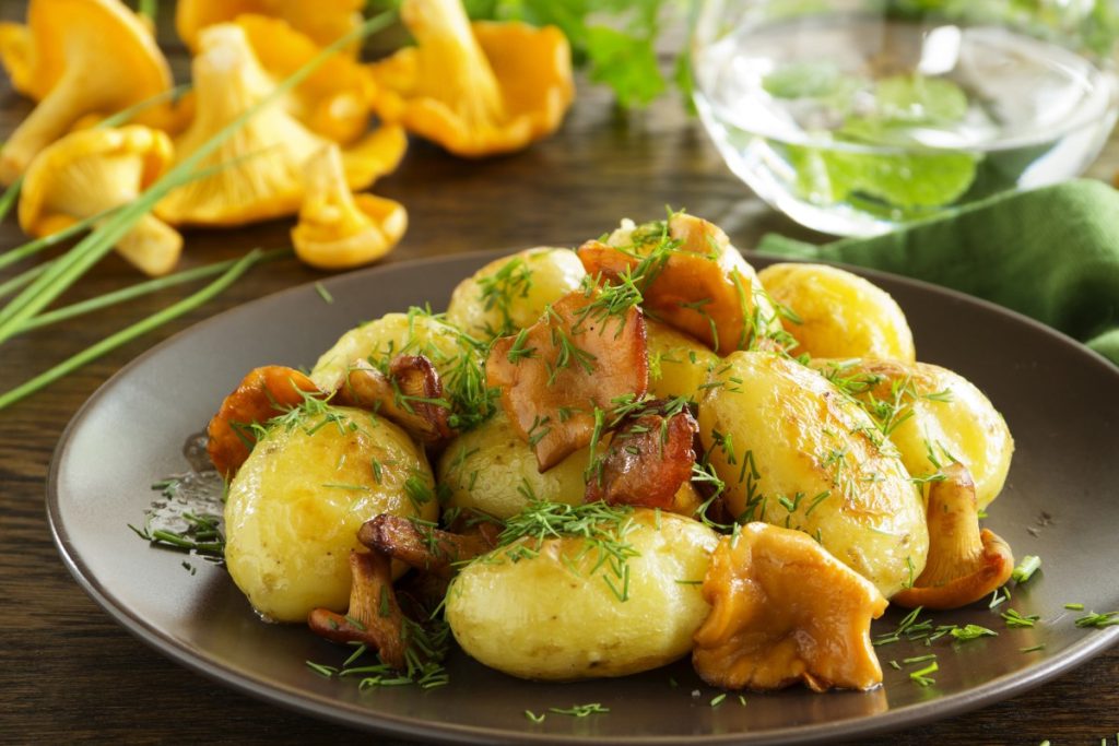 Chanterelles with roast potatoes