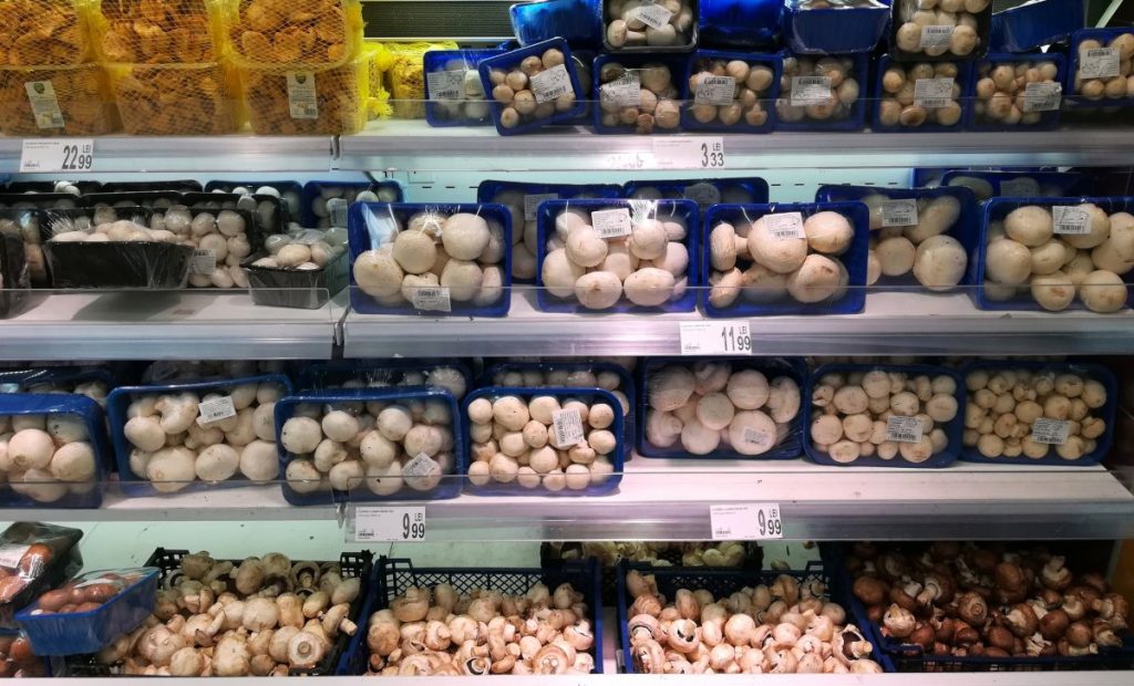 Pre-packed and loose grocery store mushrooms